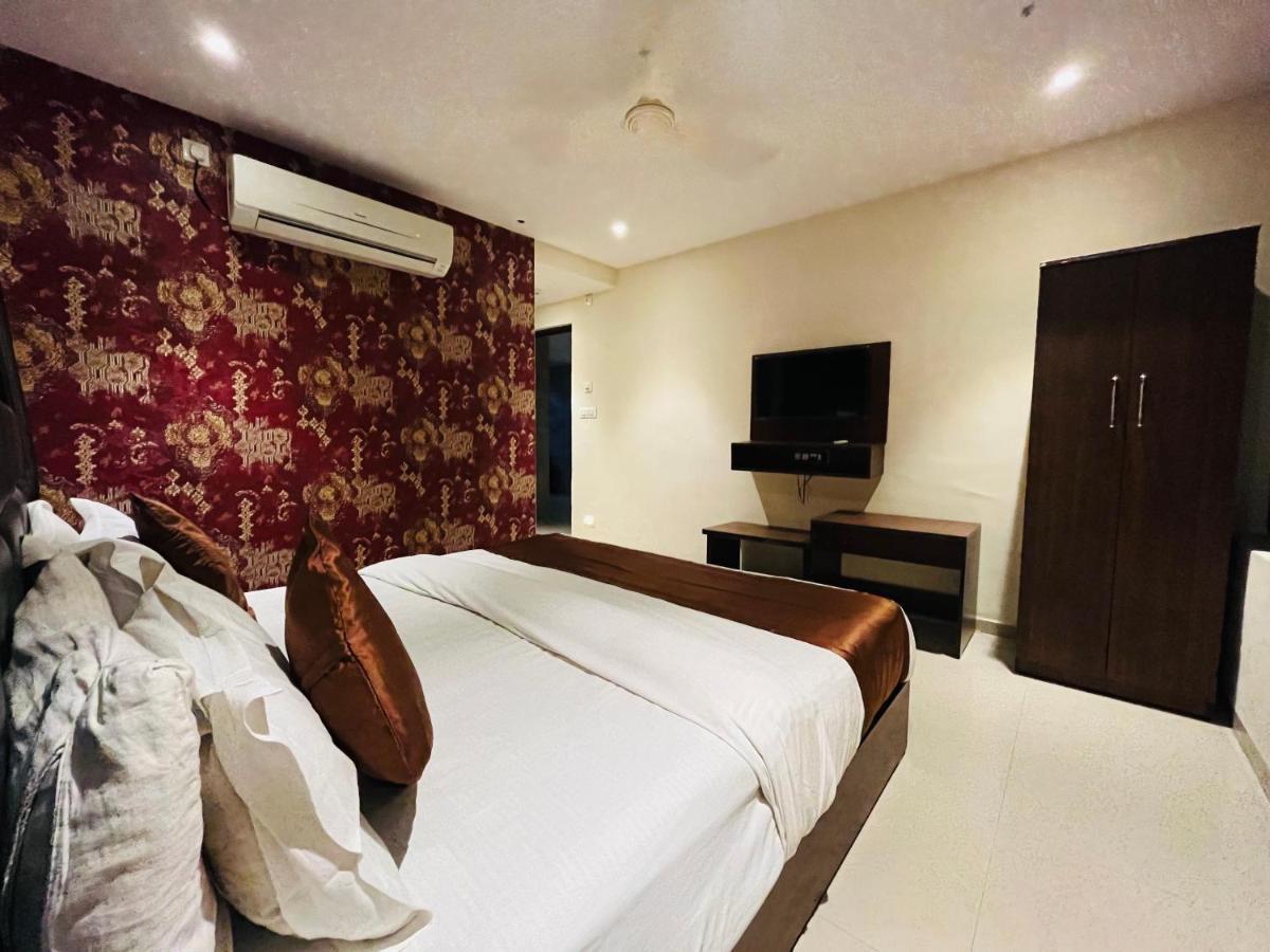 Hotel Nova Vesu Surat Bagian luar foto