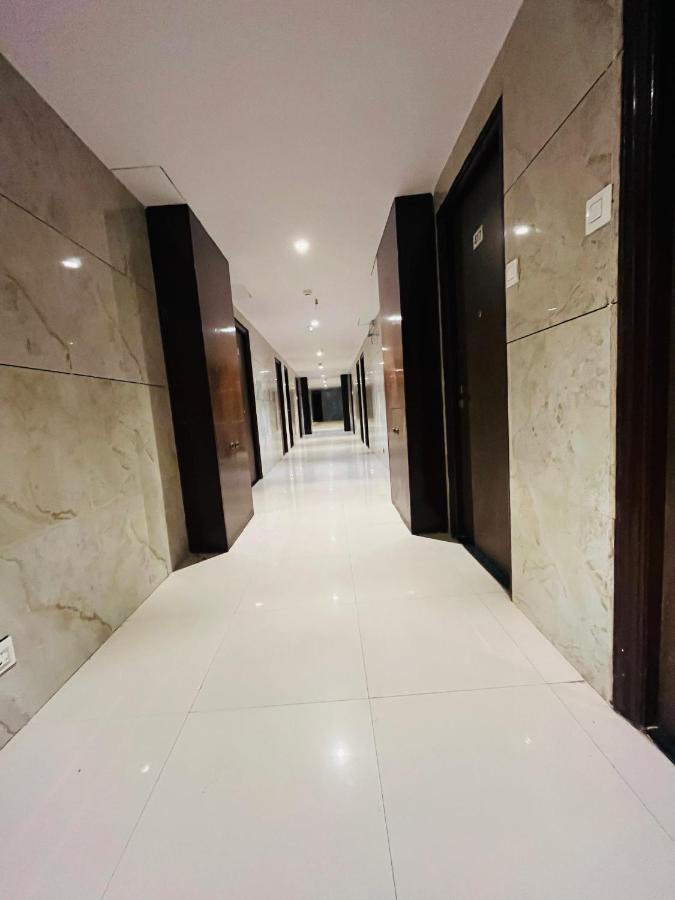 Hotel Nova Vesu Surat Bagian luar foto