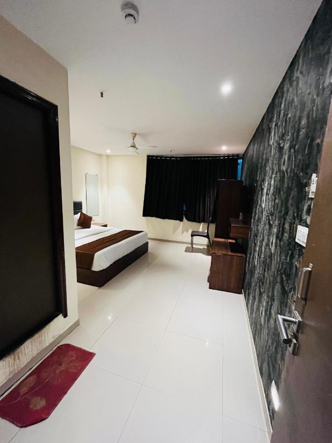 Hotel Nova Vesu Surat Bagian luar foto