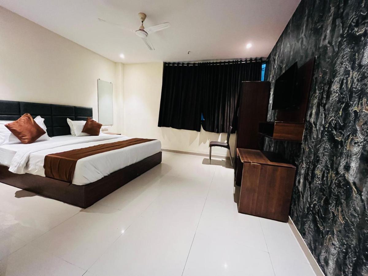 Hotel Nova Vesu Surat Bagian luar foto