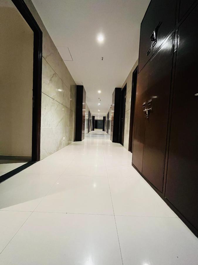 Hotel Nova Vesu Surat Bagian luar foto