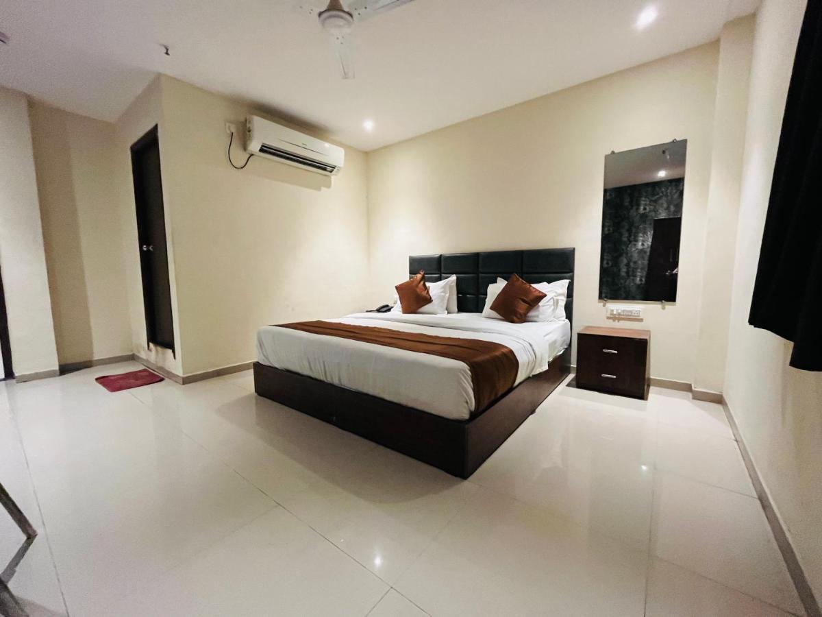 Hotel Nova Vesu Surat Bagian luar foto