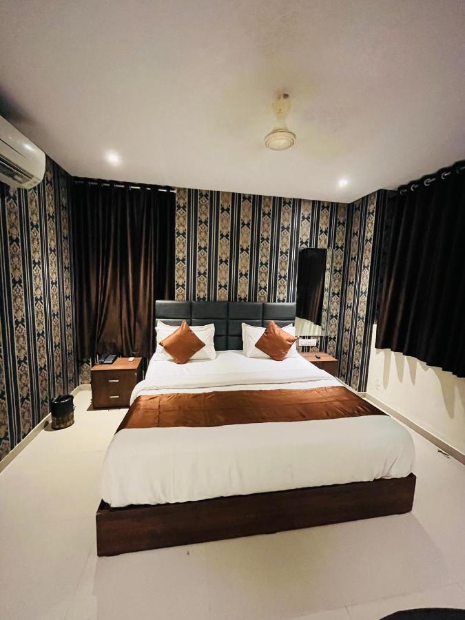 Hotel Nova Vesu Surat Bagian luar foto