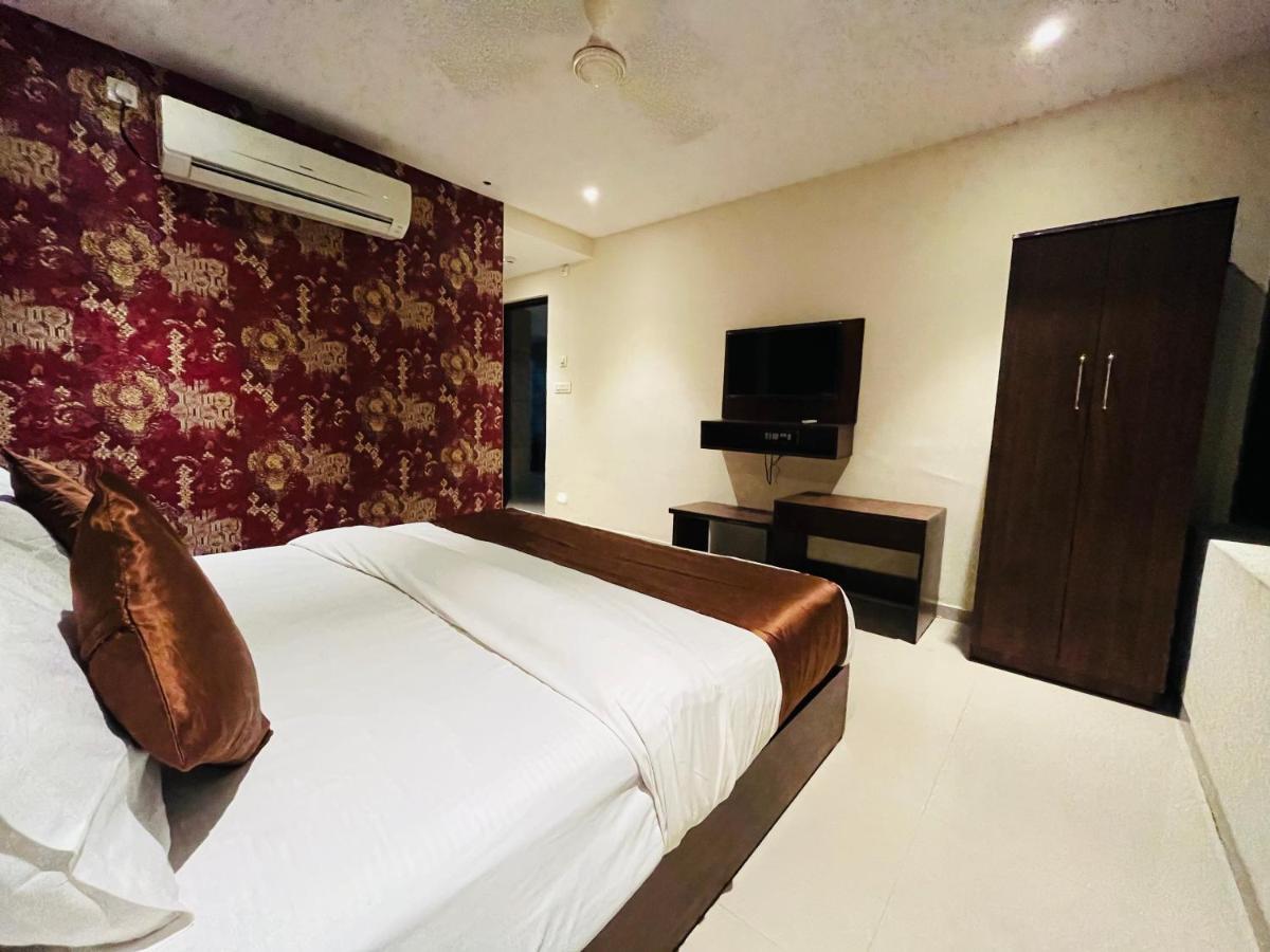 Hotel Nova Vesu Surat Bagian luar foto