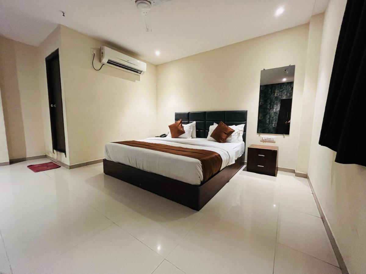 Hotel Nova Vesu Surat Bagian luar foto